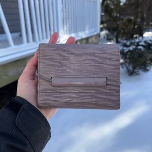 LV Epi Portefeuille Elastic Trifold Wallet